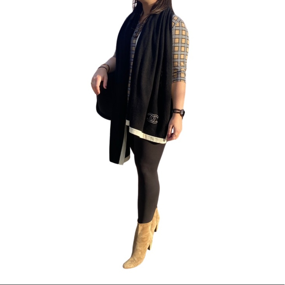 FULL SET - CHANEL Black / Beige Cashmere and Silk Stole Shawl - Picture 10 of 10